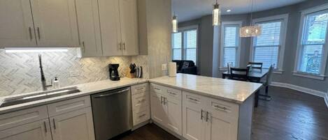 冷蔵庫、電子レンジ、オーブン、コンロ