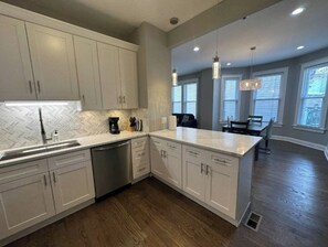 ثلاجة، ميكروويف، فرن، موقد طهي مسطح