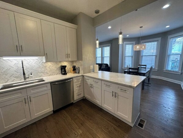 ثلاجة، ميكروويف، فرن، موقد طهي مسطح