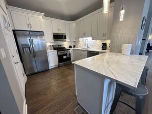 ثلاجة، ميكروويف، فرن، موقد طهي مسطح