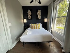 مكواة/لوح كي وسرير سفر وواي فاي وملاءات أسرّة