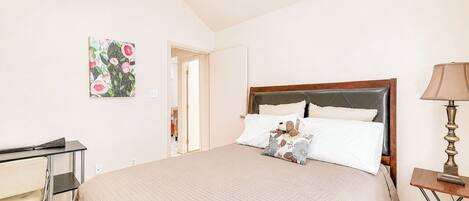 3 habitaciones, escritorio, tabla de planchar con plancha y wifi gratis