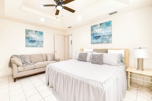 3 bedrooms, desk, iron/ironing board, free WiFi - Covered Patio • Grill • Fenced Yard • Basilica 2mi (San Juan)
