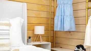 Tabla de planchar con plancha, cuna de viaje, wifi y ropa de cama