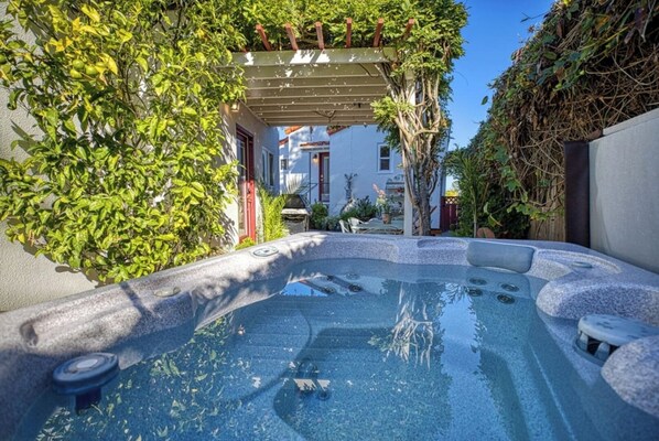 مغطس سبا خارجي