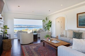 TV - Oceanfront • Beach • Boardwalk • Hot Tub • BBQ (Santa Cruz)