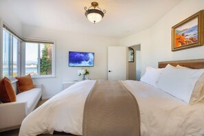 4 bedrooms, iron/ironing board, WiFi, bed sheets - Oceanfront • Beach • Boardwalk • Hot Tub • BBQ (Santa Cruz)