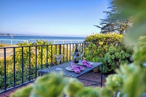 Outdoor dining - Oceanfront • Beach • Boardwalk • Hot Tub • BBQ (Santa Cruz)