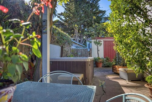 Oceanfront • Beach • Boardwalk • Hot Tub • BBQ