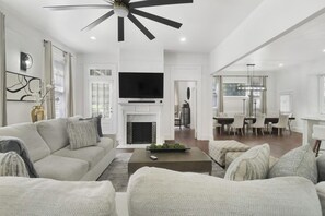 Una televisión, una chimenea