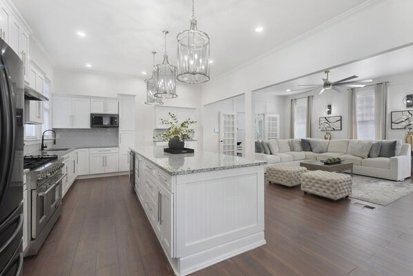 Kylskåp, mikrovågsugn, ugn och spishäll