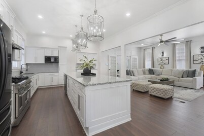 Sleeps 15 • Movie Room • Gameroom • Free Parking