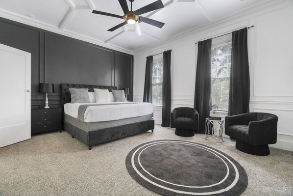 Tabla de planchar con plancha, wifi, ropa de cama