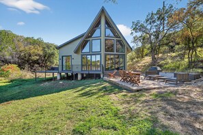 Outdoor dining - Lake Buchanan Stunning Views - 3 BR 3BA Fire Pit (Burnet)