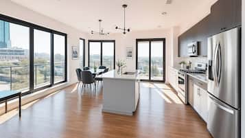 Frigorífico, microondas, horno y placa de cocina