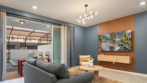 Una sala de estar moderna con un sofá, una mesa de centro y un cuadro en la pared.
