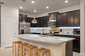 Fridge, microwave, oven, stovetop - 5 Themed Rooms+GameRoom&Pool+Windsor Island Resort (Davenport)