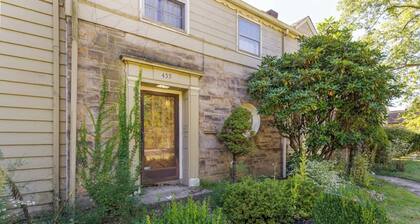 Private Fenced Yard• King Bed • Grill• Fireplace