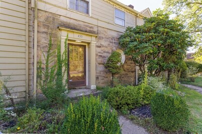 Private Fenced Yard• King Bed • Grill• Fireplace