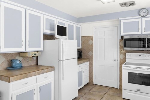 Private Fenced Yard• King Bed • Grill• Fireplace