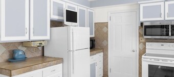 Private Fenced Yard• King Bed • Grill• Fireplace