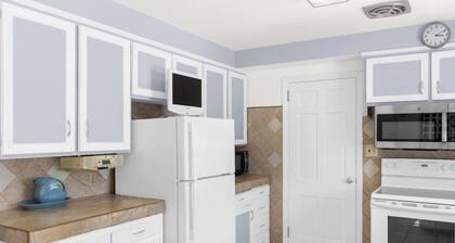 Private Fenced Yard• King Bed • Grill• Fireplace