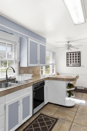 Refrigerador, horno, placa de cocina, lavavajillas