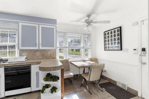 Refrigerador, horno, placa de cocina, lavavajillas