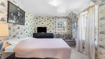 4 bedrooms, iron/ironing board, WiFi, bed sheets