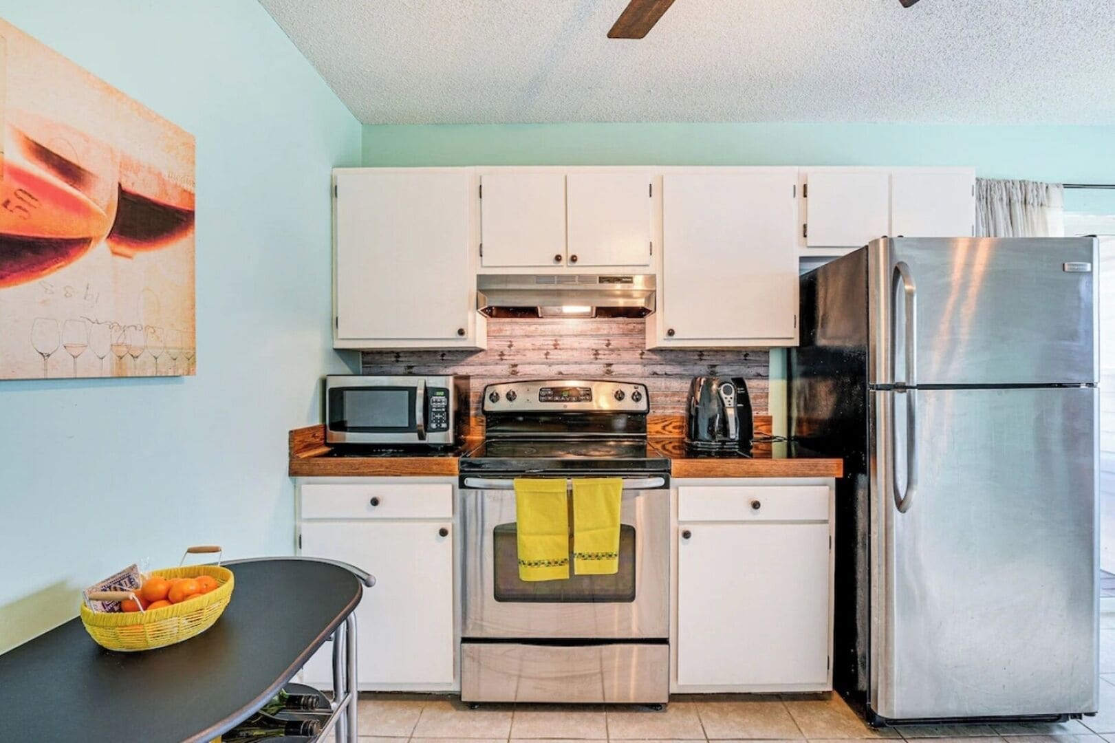 Refrigerador, microondas, horno y parrilla de estufa 