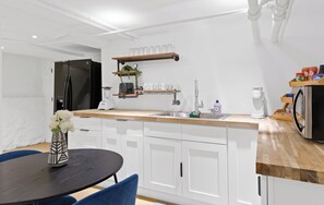 Kühlschrank, Mikrowelle, Wasserkocher mit Kaffee-/Teezubehör, Toaster