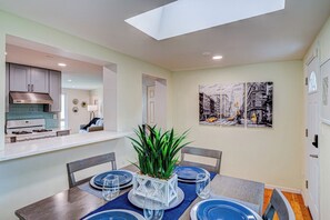 Dining - Cozy Home | King Bed | 10P | Metra |Chicago Suburb (Lombard)