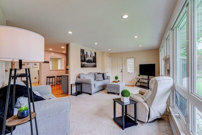 Cozy Home | King Bed | 10P | Metra |Chicago Suburb