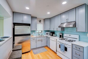 Fridge, microwave, oven, stovetop - Cozy Home | King Bed | 10P | Metra |Chicago Suburb (Lombard)