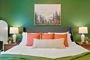 Tabla de planchar con plancha, cuna de viaje, wifi y ropa de cama 