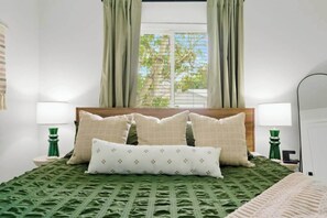 Een strijkplank/strijkijzer, reisbedje, wifi, beddengoed