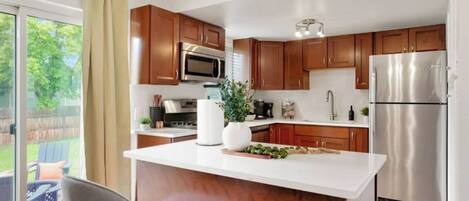 Réfrigérateur, micro-ondes, four, plaque de cuisson