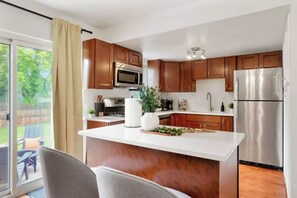 雪櫃、微波爐、焗爐、爐具