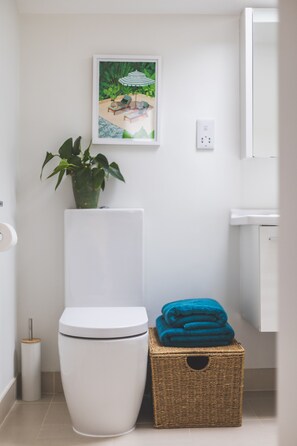 Haartrockner, Handtücher, Seife, Toilettenpapier