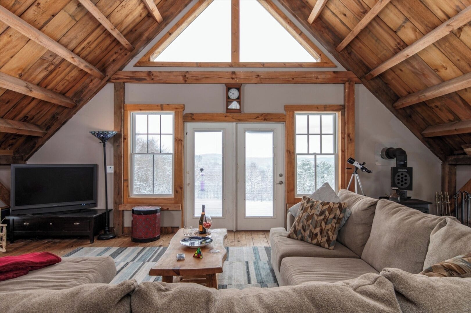 Televisión y chimenea 