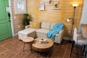 TV - King Bed-Step to Madeira Beach-Heated Pool-Private (Madeira Beach)