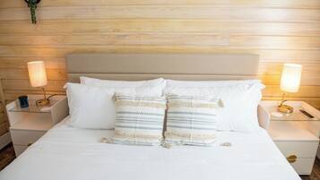 Tabla de planchar con plancha, cuna de viaje, wifi y ropa de cama