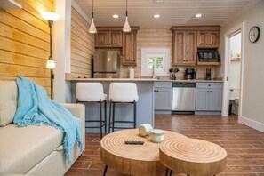 TV - King Bed-Step to Madeira Beach-Heated Pool-Private (Madeira Beach)