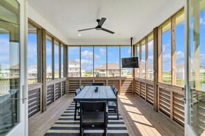 Outdoor dining - Beachfront • Outdoor Lounge + Parking (Bolivar Peninsula)