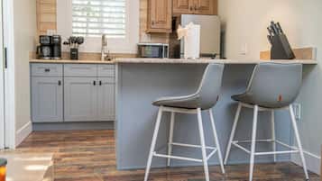 Kühlschrank, Mikrowelle, Herdplatte, Geschirrspüler