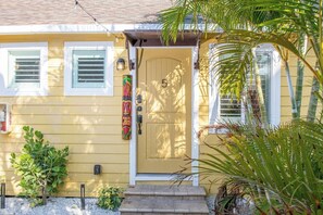 Exterior detail - King Bed-Step to Madeira Beach-Heated Pool-Private (Madeira Beach)
