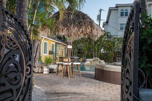 Outdoor dining - King Bed-Step to Madeira Beach-Heated Pool-Private (Madeira Beach)