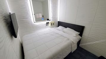 Iron/ironing board, WiFi, bed sheets