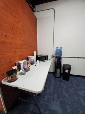 Interior - Budget-Friendly Room| Free Coffee | Downtown (Chicago)