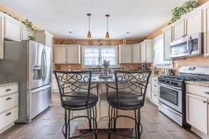 冷蔵庫、電子レンジ、オーブン、コンロ